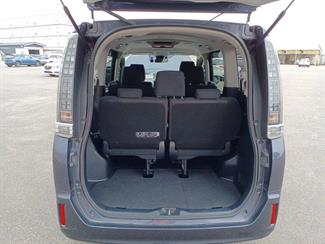 2016 Toyota Voxy - Thumbnail