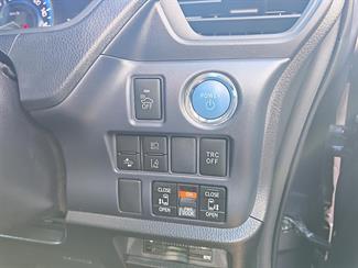 2016 Toyota Voxy - Thumbnail