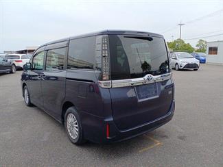 2016 Toyota Voxy - Thumbnail