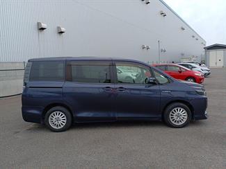 2016 Toyota Voxy - Thumbnail