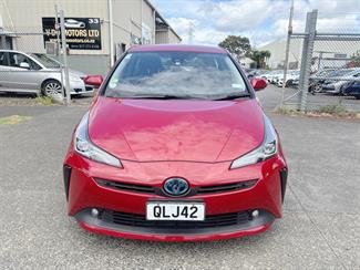 2019 Toyota Prius - Thumbnail