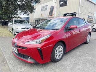2019 Toyota Prius - Thumbnail