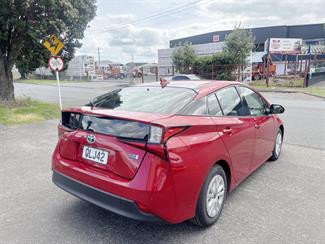 2019 Toyota Prius - Thumbnail