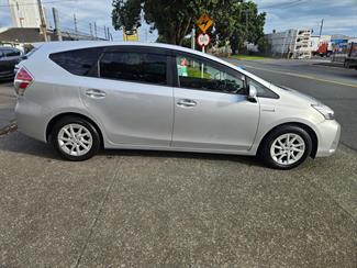 2017 Toyota Prius - Thumbnail