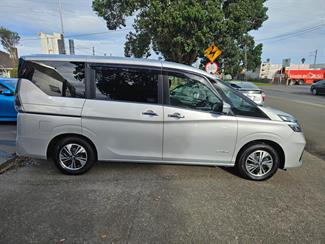 2021 Nissan Serena - Thumbnail
