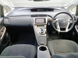 2015 Toyota Prius - Thumbnail