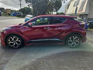 2017 Toyota C-HR - Thumbnail